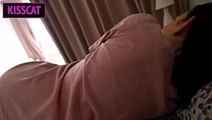 Зачем рисковать кончить внутрь мачехи в общей комнате общаги? Это день 11 отпуска с татуированной брюнеткой в POV сексе!