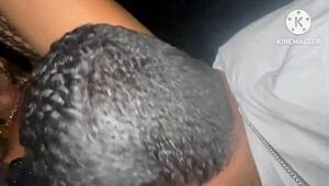 La moglie sensuale magra strofina le sue labbra bagnate della figa sulla lingua del giovane ragazzo senza preservativo nell'orgia della cabina d'hotel