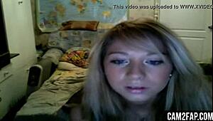 Горячая блондинка-телка выступает на вебкамере для зрителей