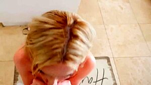 Ez a forró milf csak úgy besurran a férje mellett, és leszopja a mostohafiának a farkát egy vad fújás játékban.