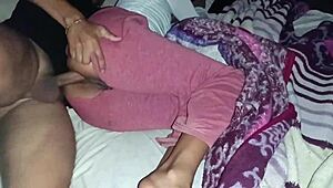 Isäpuoli hiipii yöllä sisään, repii vaatteet ja nai nuorta 18+ lutkaa takaapäin märkään pilluun creampieksi!