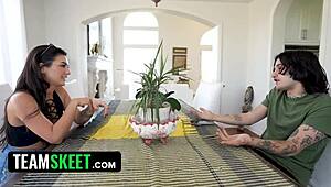 वह शरारती बेबीसिटर सेक्स का इस्तेमाल ऊपरी हाथ पाने के लिए करती है।