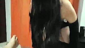 Ik gaf mijn hete stief-nicht haar eerste deepthroat in doggystyle positie