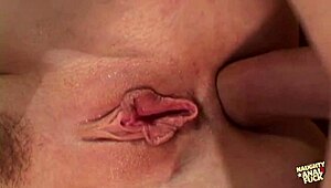 जॉर्जिया साउथ ने अपना परिचय दिया और जल्दी ही उसके गंदे मुंह में लंड गहरा घुस गया, जिससे रफ डॉगीस्टाइल और मुंह में कुम हुआ।