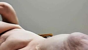 Ich liebe es, diesen großen schwarzen Schwanz zu benutzen, um meine geile Oma Muschi und Tittyfuck zu befriedigen.