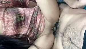 Op de ranch neuken vrienden om de beurt de grote kont en kut van deze jonge 18+ Indiase mommy close-up met pijpbeurten en Hindi audio.