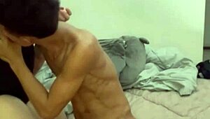 5人のレディーボーイがストレートな男を吸って顔射、ワイルドなファック