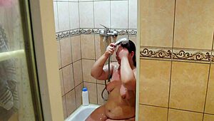 통통한 아줌마 샤워캠에서 큰 엉덩이 보지 면도 😏