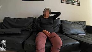 Pieni kurvikas nainen nauttii lähikuvista doggystyle- ja missionaariseksiistä hauskan ja rahan vuoksi