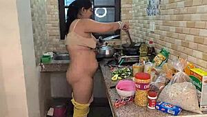 Seks w kuchni, hardcore'owe pieprzenie przez męża z chudą panną młodą i wielkim kutasem