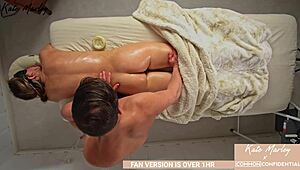 Съпруга със завързани очи, можеш ли да понесеш секси масажа на дребна 18+ масажистка с готини цици, преминаващ в оргазъм за двойки?