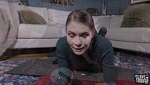 Blond slavejente ydmyker seg selv med deepthroat på doms piss-våte sokker og spy på rumpe-dildoer.