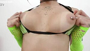 ne morem se nasititi tega popolnega analnega tolčenja z natasha rios in mih ninfetinha, ki vzameta globoko