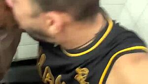 Kan deze Braziliaanse rooie meer leveren in openbaar toilet cumshot?