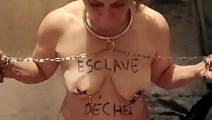 Hunnslave selv-binder seg for hjemmelaget spanking økt.