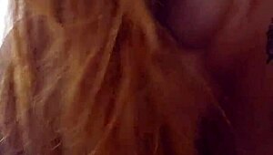 مراهقة معرضة تظهر في العلن