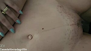 Compartiendo a mi caliente esposa milf con un amigo pa' diversión anal