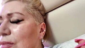 Peter Stone szexuális krónikái: csinos házasasszony lovagol a farkon nagy természetes cicikkel kitárva