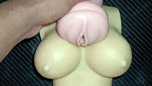 Trio louco com Kissy e Dolly: boquete, missionário rápido e gozada na boca no pau apertado