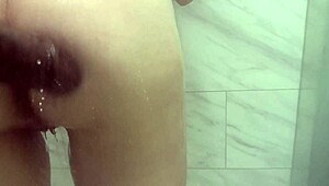 Jeune maigre de 18+ flippe face à une énorme bite en anal à cru qui défonce son gros cul