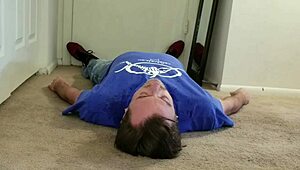 アマチュアワイフPOVでプリティマンコがどこでもオシッコできるよ クローズアップでブロンドがヒール履いて無毛服破れてる