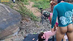 Гангбанг лудория с трима надарени, които чукат на публично място в природата, анал и свирки