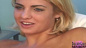 Hej stretnutie s touto blond fajnšmekerkou marcelis na pohovke pre jej kasting rozhovor.