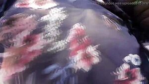 de ce această matură păroasă își arată pizda grasă afară în public?