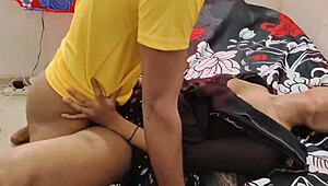 No dormitório ao ar livre, Komal Bhabhi indiana 18+ chupa pau com força antes de doggy na escada!