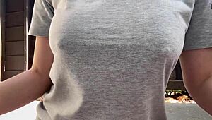 Milf italiana con tette grosse gode fumando all'aperto in stile europeo