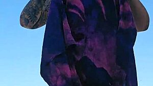 Afrikansk udstiller blinker på stranden