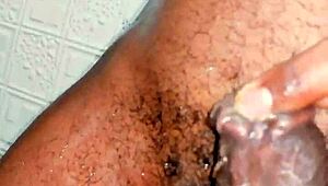 Proč tenhle malý 18+ chlupatý černý pták čurá všude venku i uvnitř?