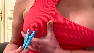 Spugen op Grote Tieten met Gepieste Tepels en Buiten Clothespins van Duitse Amateur