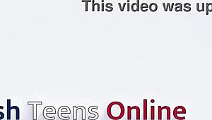 Kaksi seksikästä brittihoitajaa hemmottelee potilasta biseksuaalisella kolmen kimpalla, huikeilla orgasmeilla ja sperman vaihdolla sairaalassa