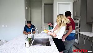 Fantástica empleada de limpieza con tetas grandes follada a pelo mientras el padrastro no se entera