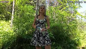 Jolie blonde ressent un plaisir intense avec un vibro télécommandé pendant sa balade au parc