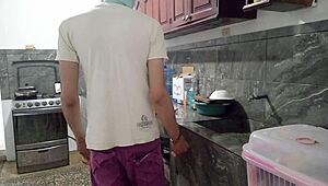 Jeg fjerner maddingen fra min stedbrors pik i køkkenet. Jeg gav ham en luksuriøs hjemmelavet blowjob med min store røv latina liderlige monster pik amatør stil.