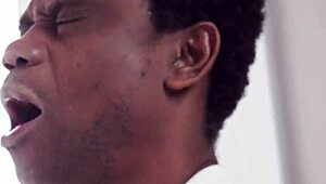 الشابة الجريئة تتعامل مع قضيب أسود ضخم للجد في نيك عرقي عنيف