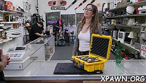 Deze amateur Europese chick wordt hard gepijpt en geneukt in de casting kamer achter