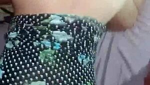 Casal amador filma foda doggystyle POV em vestido floral curvada pra sexo caseiro no celular