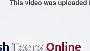 Kaksi kaunista brittiteiniä leikkii ja imee onnekkaan kaverin isoa kyrpää kunnes se on kumilla peitetty