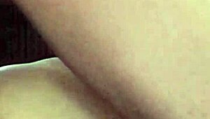 Geile blonde vrouw rijdt ruw mijn monsterlul op de bank