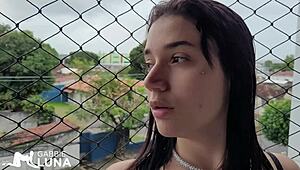 ¿La flaca esposa teen 18+ gime con su coño mojado por la polla gorda?