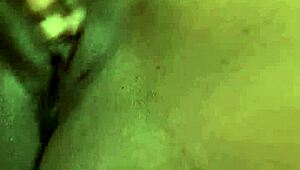 Изменяющая девушка мастурбирует и скачет на большом нигерийском члене друга бойфренда