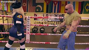 Sextape cosplay Street Fighter blondie Fesser sebagai Kolin dibengkokkan anal fucking