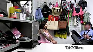 Milf curte revista corporal no trabalho, mas quer mais no escritório