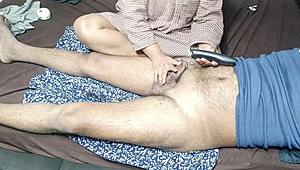 stemor hjelper til med å trimme håret mitt i hjemmelaget amatørøkt med omsorgsfull mommy oppmerksomhet