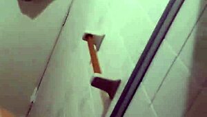 Na gefilmd in bad geef ik mijn kontje van achteren lekker aan die geile vent