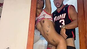 こんなに痩せた若い18+義娘をバスルームで我慢できないのはなぜ？