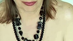 Mogen MILF med feta tuttar älskar POV knull